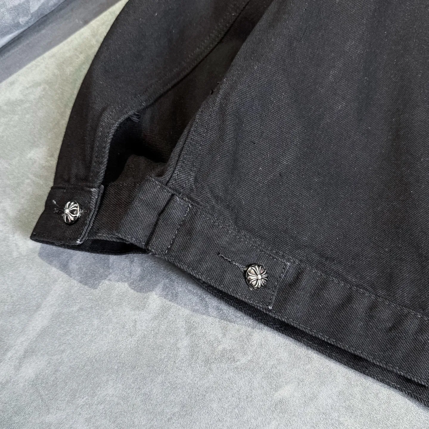 P280 Chrome Hearts Chrome Hearts heavy-duty denim jacket with rivets and multiple farts. The same model as the Internet celebrity star. The cross-printed denim jacket has a unique cross design element and is full of design. It is made of 100% denim cotton fabric with heavy coarse yarn count, which ensures a stiff and tough silhouette while being soft, comfortable and breathable. The lapel is designed with silver buttons and is full of texture. The classic white cross logo is all over the dress, making it a perfect versatile style for spring and summer! The original loose version is made of high-quality pure cotton fabrics. The fabric pattern is high-definition and delicate without burrs. It is comfortable and breathable to wear. All the buttons are molded and customized. It is casual and fashionable and can be matched with any bottoms. It can be windproof and sunproof in spring and summer. It can be worn outside in autumn and winter! Easily concave shape makes you look slimmer and taller, perfect for both men and women! Color: Black Size: S M L XL